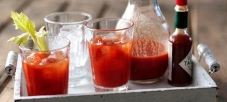 bloody mary prepara una zumo de tomate Prepara una zumo de tomate bloody mary