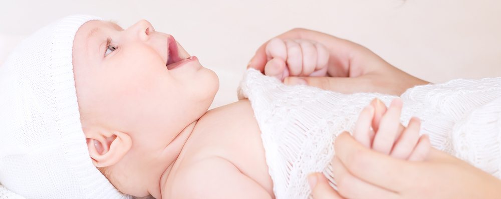 Bebé boca arriba ¿Cómo estimular la psicomotricidad de los bebés? ¿Cómo estimular la psicomotricidad de los bebés? ejercicios de bebe