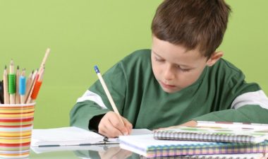 Niño estudiando