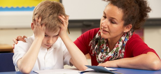 Niño estudiando Niño estudiando